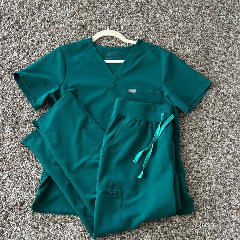 Figs green scrub set in Hunter Green!